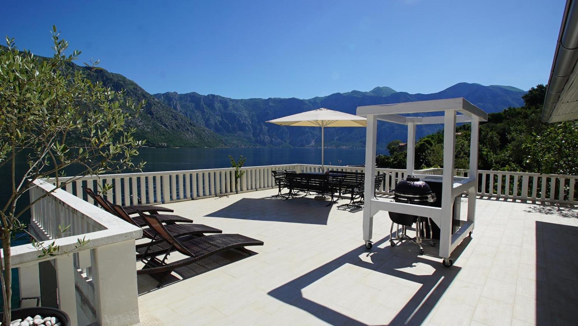 Penthouse Stoliv New Spa-Pool Villa Is Located 5M From The Sea, Exclusive Terrace,Private Jetty Wih Sunbeds, Pebble Beach, Secluded Location Total Area 375M2 At Your Disposal Kotor Exterior foto