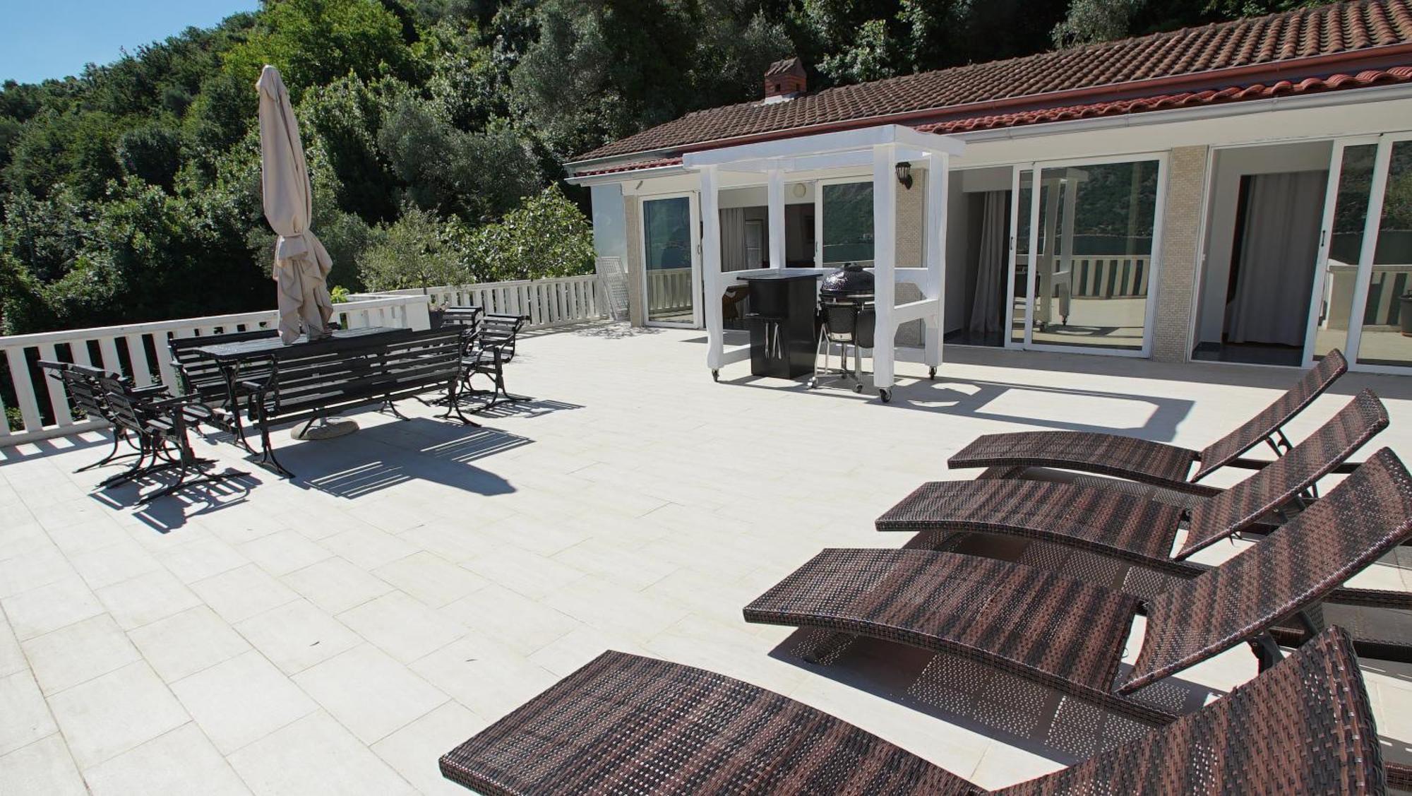 Penthouse Stoliv New Spa-Pool Villa Is Located 5M From The Sea, Exclusive Terrace,Private Jetty Wih Sunbeds, Pebble Beach, Secluded Location Total Area 375M2 At Your Disposal Kotor Exterior foto